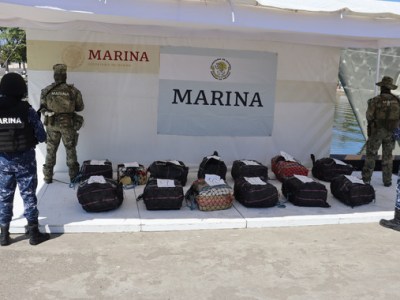 Marina asegura en la mar aproximadamente 590 kilogramos de presunta cocaína y detiene a dos presuntos infractores de la ley en&nbsp;Chiapas